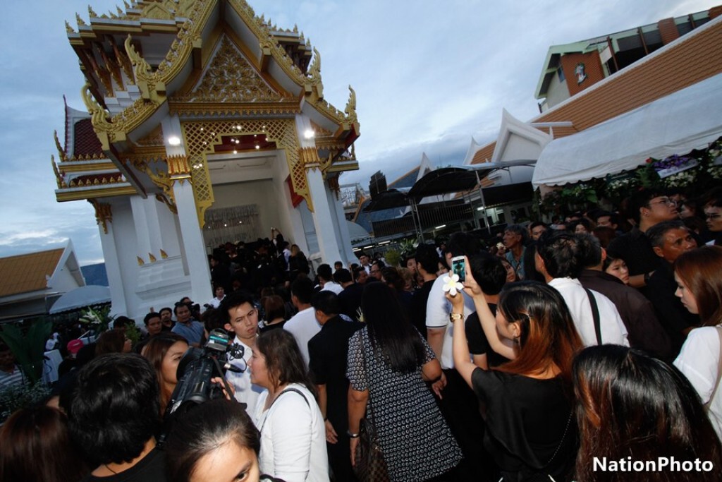 คนแห่ร่วมเผาศพ"สิงห์" แน่นวัดธาตุทอง คนแห่ร่วมเผาศพ"สิงห์" แน่นวัดธาตุทอง