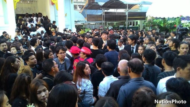 คนแห่ร่วมเผาศพ"สิงห์" แน่นวัดธาตุทอง