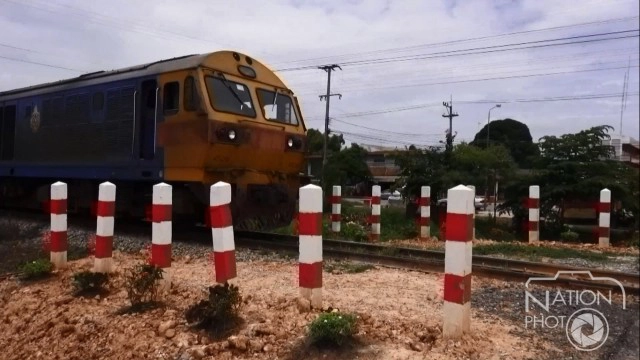 ขึ้นป้ายเตือน "รถไฟไม่มีปีก ถ้าไม่หลีกคุณก็ตาย" จุดข้าม ต.บึงพระ