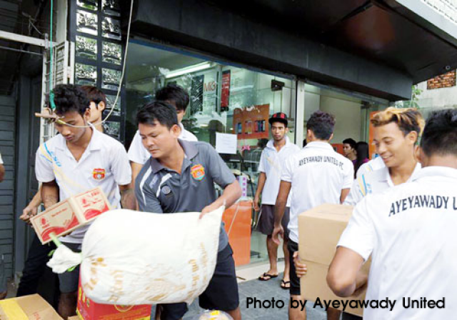 แข้งลีกเมียนมาร์ นำทัพขนของช่วยผู้ประสบภัยน้ำท่วม