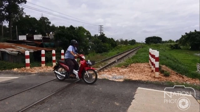 ขึ้นป้ายเตือน "รถไฟไม่มีปีก ถ้าไม่หลีกคุณก็ตาย" จุดข้าม ต.บึงพระ