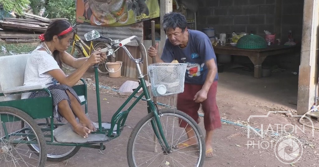 พ่อวัย 70 ปี เป็นโรคพาร์กินสัน เลี้ยงดูลูกสาวพิการ ด้วยเงินเบี้้ยพิการลูก 800 บาท