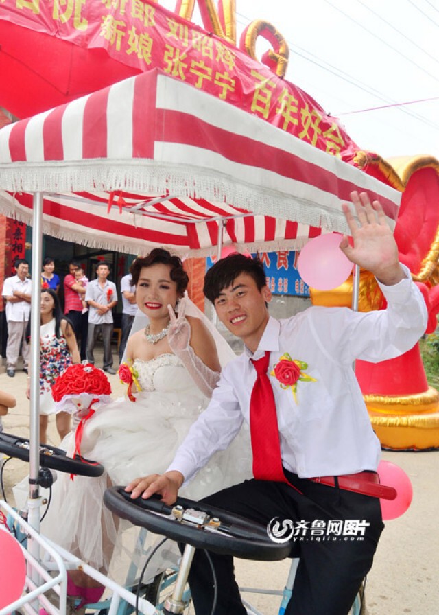 สุดเจ๋ง! เจ้าบ่าวจีน ปั่นจักรยานกว่า 26 กม.รับเจ้าสาว