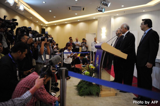 ผู้นำมาเลเซียยืนยันพบชิ้นส่วนปีกเครื่องบิน "MH370"