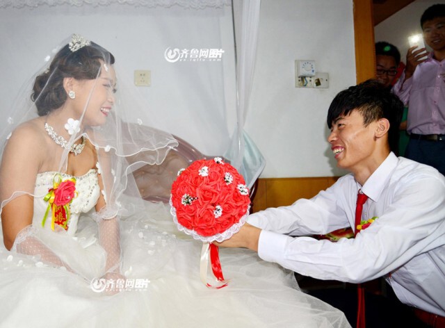 สุดเจ๋ง! เจ้าบ่าวจีน ปั่นจักรยานกว่า 26 กม.รับเจ้าสาว