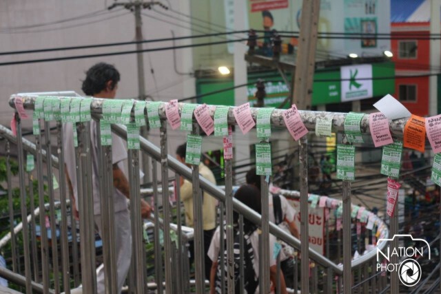 ชาวบ้านร้องใบปลิวเงินกู้ติดเต็มสะพานลอยหน้านิคมนวนคร