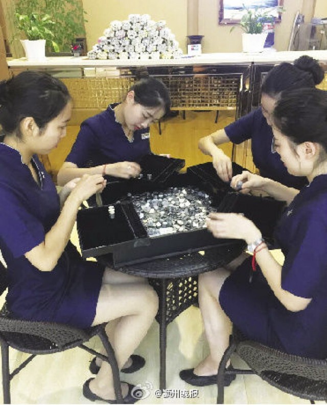 หวานซึ้ง! "หนุ่มจีน" เก็บเหรียญ 20 ปี เพื่อซื้อแหวนขอแฟนแต่งงาน