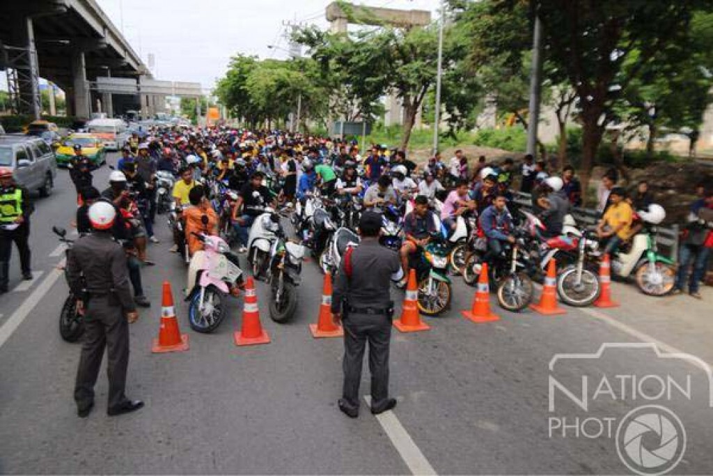 สกัดจับขบวนมอเตอร์ไซค์นับร้อยคันบนถนนวิภาวดี