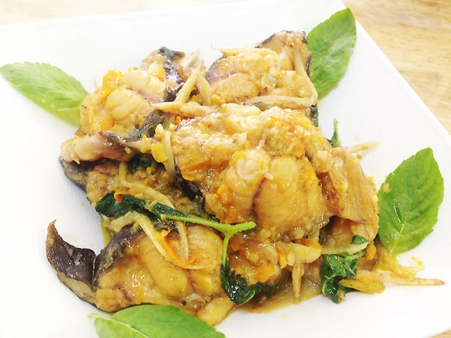 Cooking is Fun : ปลาดุกผัดพริกเหลืองใบกะเพรา