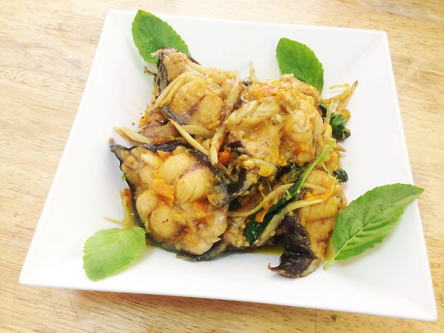 Cooking is Fun : ปลาดุกผัดพริกเหลืองใบกะเพรา