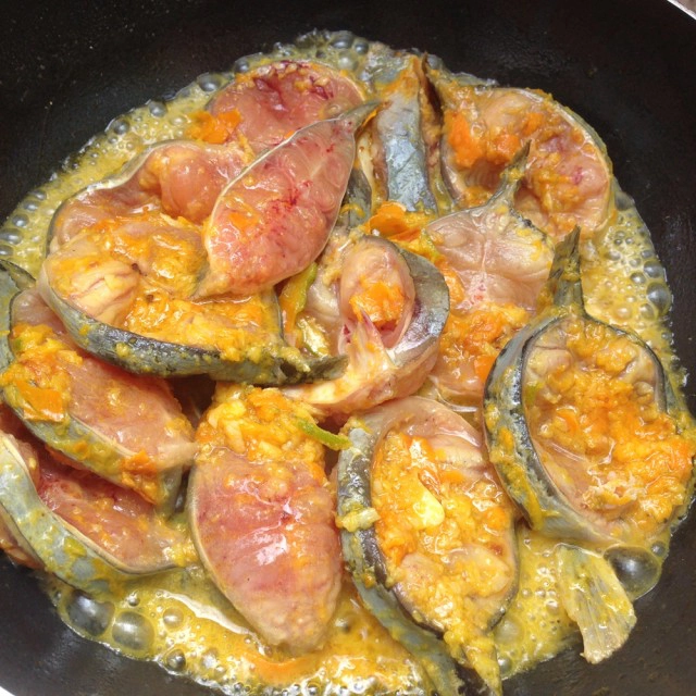 Cooking is Fun : ปลาดุกผัดพริกเหลืองใบกะเพรา