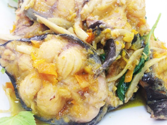 Cooking is Fun : ปลาดุกผัดพริกเหลืองใบกะเพรา