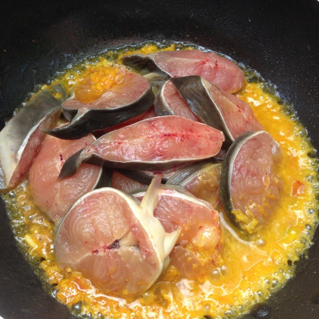 Cooking is Fun : ปลาดุกผัดพริกเหลืองใบกะเพรา