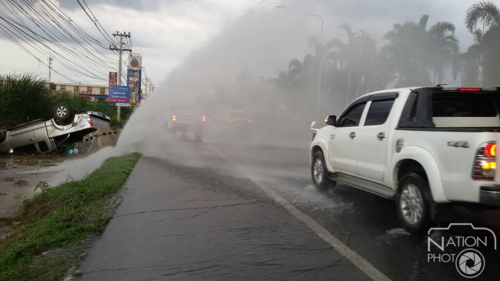 ปทุมธานี - ฝนตกถนนลื่น รถกระบะเสียหลักชนท่อส่งน้ำประปาแตก ปทุมธานี - ฝนตกถนนลื่น รถกระบะเสียหลักชนท่อส่งน้ำประปาแตก