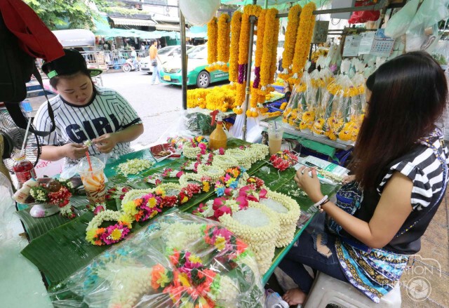 ประชาชนทยอยกันไปเลือกซื้อดอกมะลิเนื่องใน "วันแม่" พรุ่งนี้