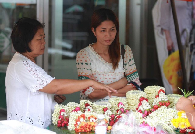 ประชาชนทยอยกันไปเลือกซื้อดอกมะลิเนื่องใน "วันแม่" พรุ่งนี้