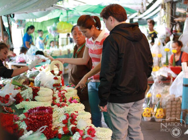 ประชาชนทยอยกันไปเลือกซื้อดอกมะลิเนื่องใน "วันแม่" พรุ่งนี้