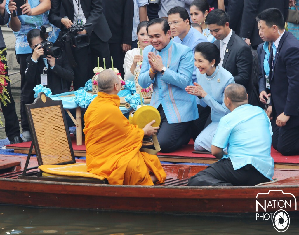 "ประยุทธ์" ร่วมตักบาตรทางเรือ ริมคลองผดุงกรุงเกษม "ประยุทธ์" ร่วมตักบาตรทางเรือ ริมคลองผดุงกรุงเกษม