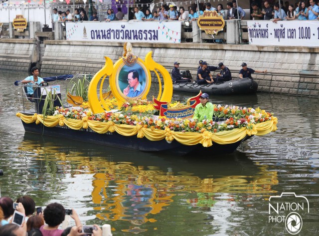 "ประยุทธ์" ร่วมตักบาตรทางเรือ ริมคลองผดุงกรุงเกษม
