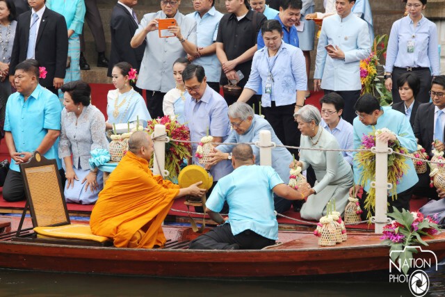 "ประยุทธ์" ร่วมตักบาตรทางเรือ ริมคลองผดุงกรุงเกษม