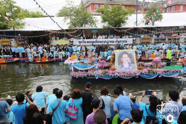 "ประยุทธ์" ร่วมตักบาตรทางเรือ ริมคลองผดุงกรุงเกษม