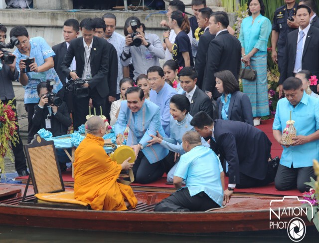 "ประยุทธ์" ร่วมตักบาตรทางเรือ ริมคลองผดุงกรุงเกษม