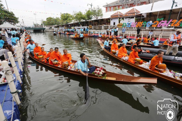 "ประยุทธ์" ร่วมตักบาตรทางเรือ ริมคลองผดุงกรุงเกษม