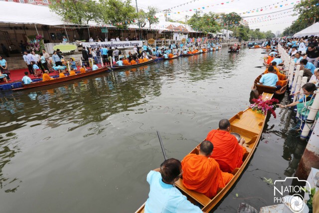 "ประยุทธ์" ร่วมตักบาตรทางเรือ ริมคลองผดุงกรุงเกษม