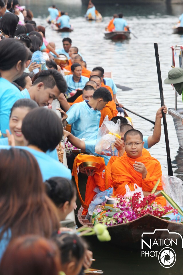 "ประยุทธ์" ร่วมตักบาตรทางเรือ ริมคลองผดุงกรุงเกษม