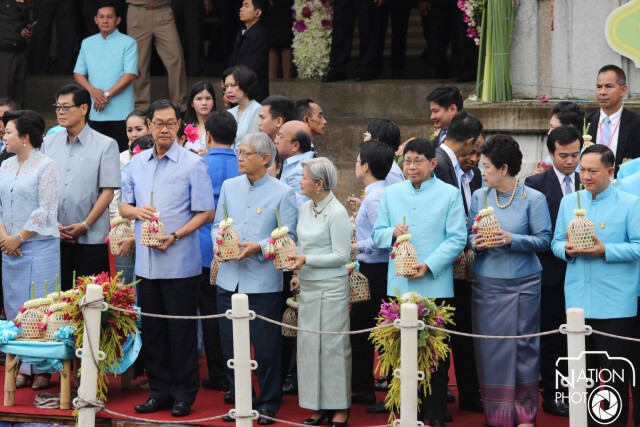 "ประยุทธ์" ร่วมตักบาตรทางเรือ ริมคลองผดุงกรุงเกษม