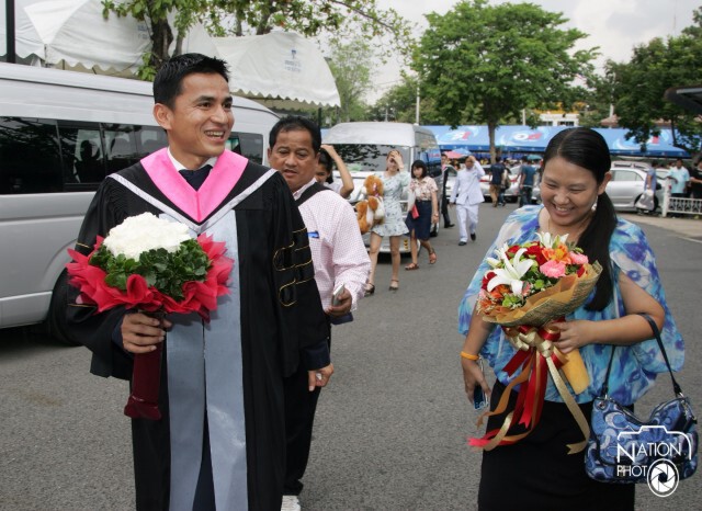 "ซิโก้" ยิ้มแก้มปริ รับปริญญาโทใบที่สอง