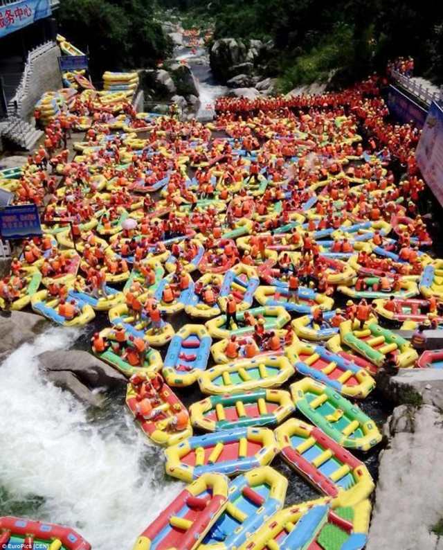 จีนร้อนจัด! คนแห่ล่องแก่งแออัดแม่น้ำ