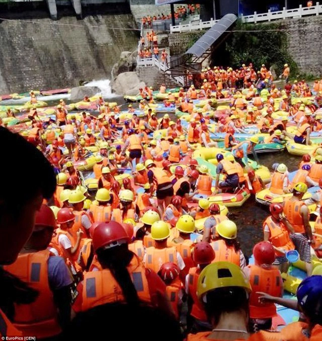 จีนร้อนจัด! คนแห่ล่องแก่งแออัดแม่น้ำ