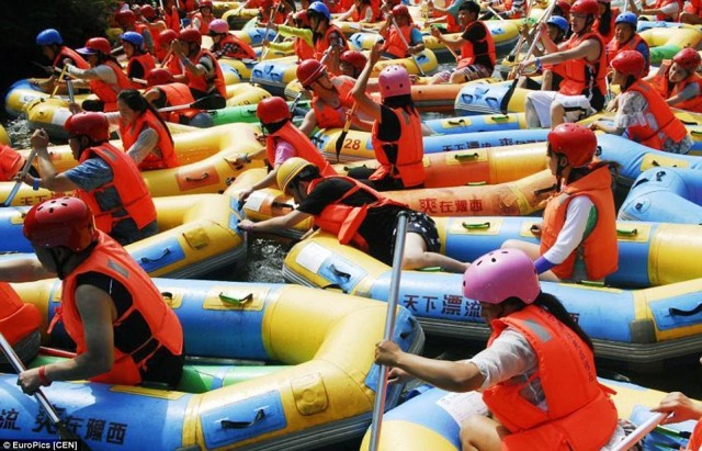 จีนร้อนจัด! คนแห่ล่องแก่งแออัดแม่น้ำ