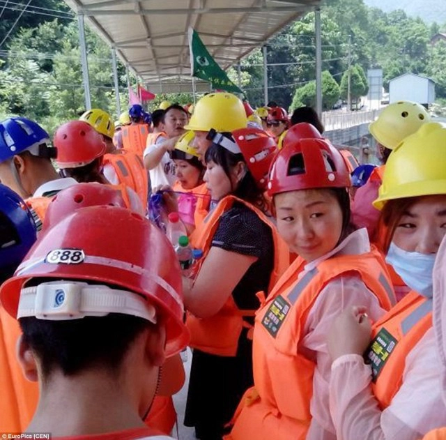 จีนร้อนจัด! คนแห่ล่องแก่งแออัดแม่น้ำ