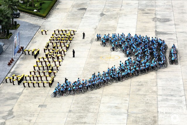 กองทัพไทย จัดขบวนจักรยานแปรอักษร "Bike for Mom"