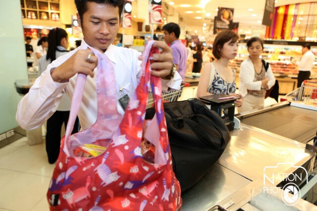 บรรยากาศ "ลดการใช้ถุงพลาสติก" ในสยามพารากอน