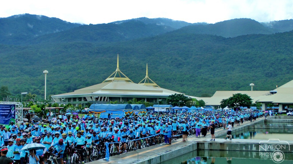 นักปั่นเชียงใหม่กว่าหมื่น ร่วม "Bike For Mom" กลางสายฝนโปรยปราย
