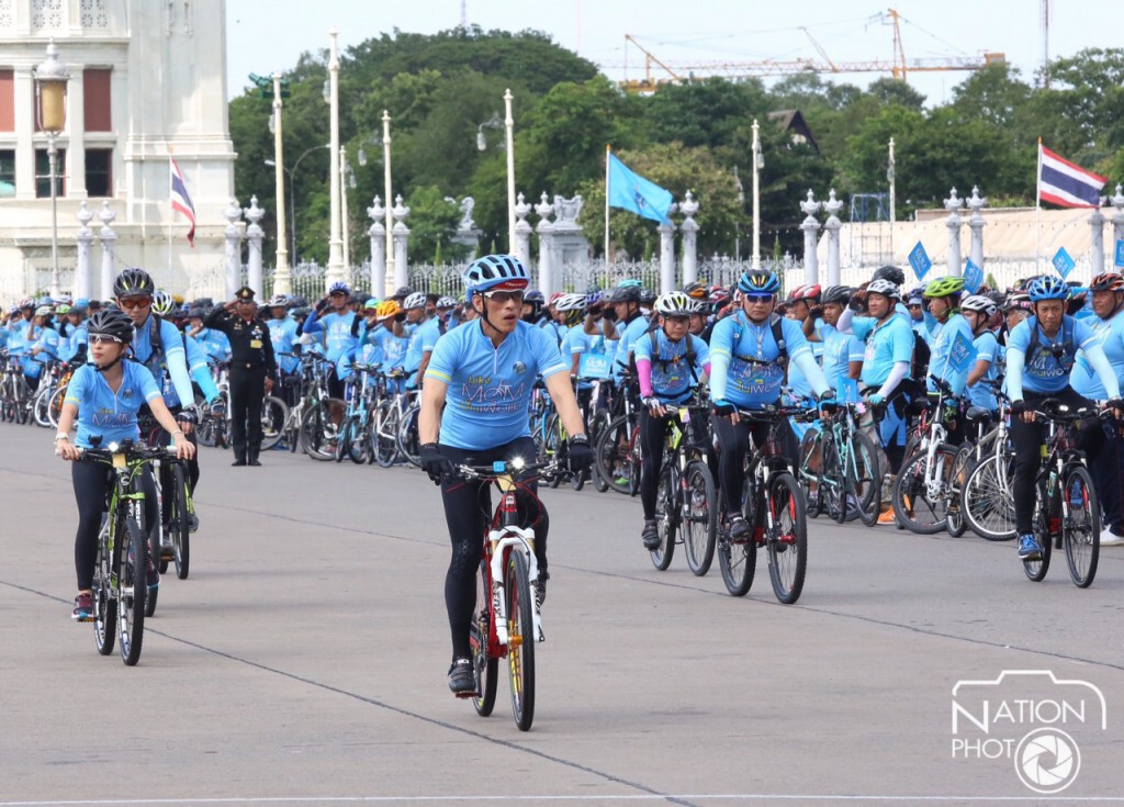 สมเด็จพระบรมฯ ทรงปั่นจักรยานนำขบวน Bike For Mom