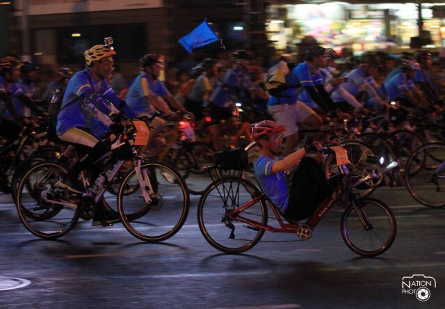 โบกมือทักทาย-ให้กำลังใจนักปั่น BikeForMom บริเวณอนุสาวรีย์ชัยสมรภูมิ