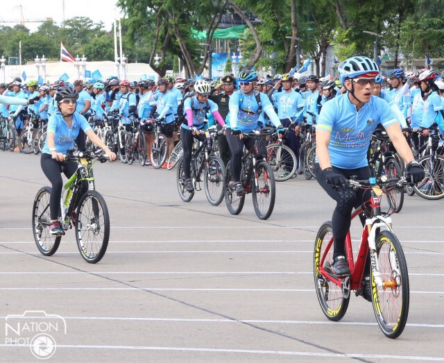 สมเด็จพระบรมฯ ทรงปั่นจักรยานนำขบวน Bike For Mom