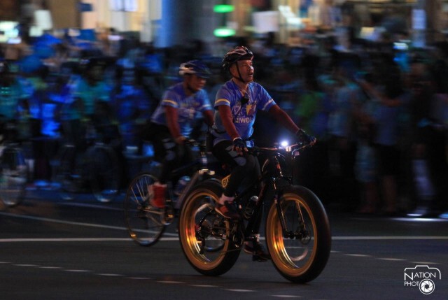 โบกมือทักทาย-ให้กำลังใจนักปั่น BikeForMom บริเวณอนุสาวรีย์ชัยสมรภูมิ