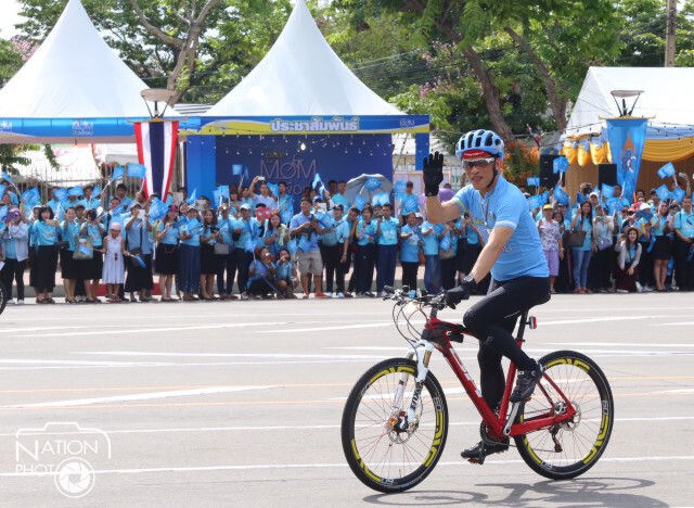 สมเด็จพระบรมฯ ทรงปั่นจักรยานนำขบวน Bike For Mom