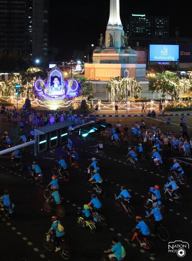 โบกมือทักทาย-ให้กำลังใจนักปั่น BikeForMom บริเวณอนุสาวรีย์ชัยสมรภูมิ