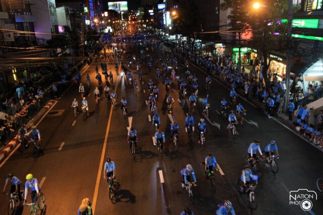 โบกมือทักทาย-ให้กำลังใจนักปั่น BikeForMom บริเวณอนุสาวรีย์ชัยสมรภูมิ