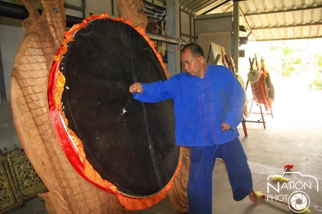 ลูกชายพ่อครูคำ กาไวย์ ศิลปินแห่งชาติ ทำกลองสะบัดชัยใหญ่ที่สุดในโลก