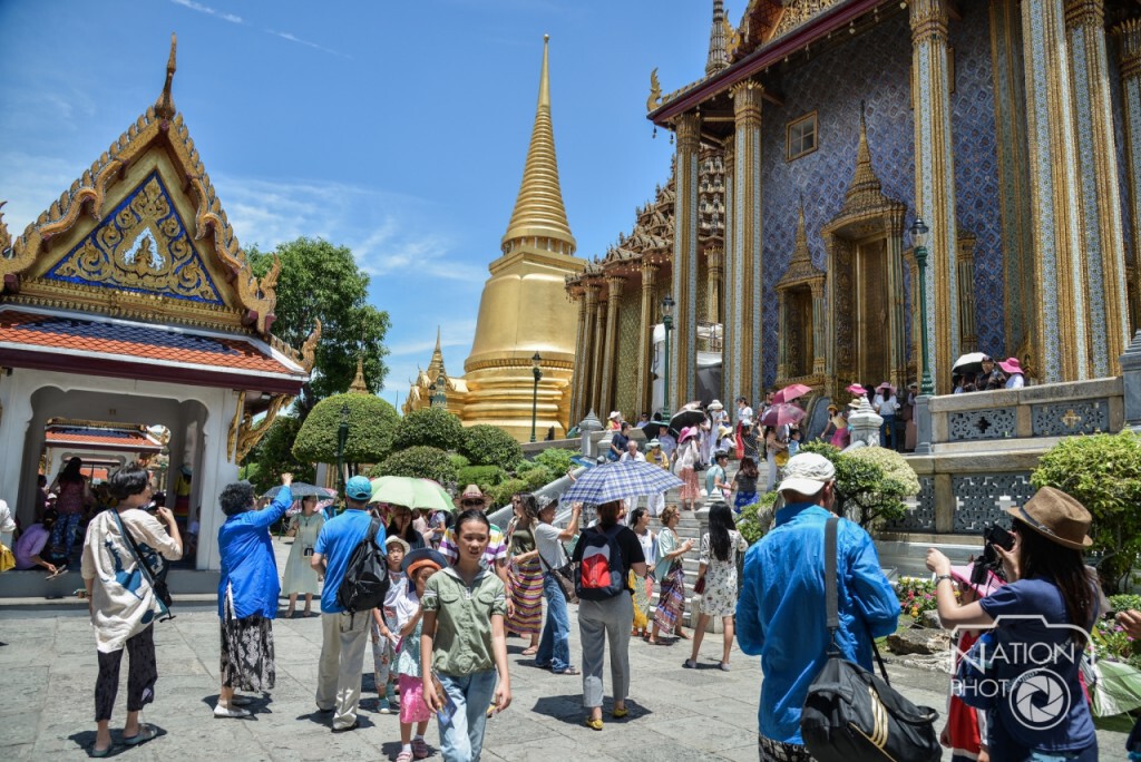 นักท่องเที่ยวชมวัดพระแก้ว แม้เกิดเหตุระเบิดกลางกรุง นักท่องเที่ยวชมวัดพระแก้ว แม้เกิดเหตุระเบิดกลางกรุง
