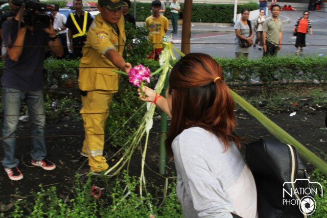 สาวออฟฟิศวางดอกไม้ไว้อาลัยเหตุระเบิด