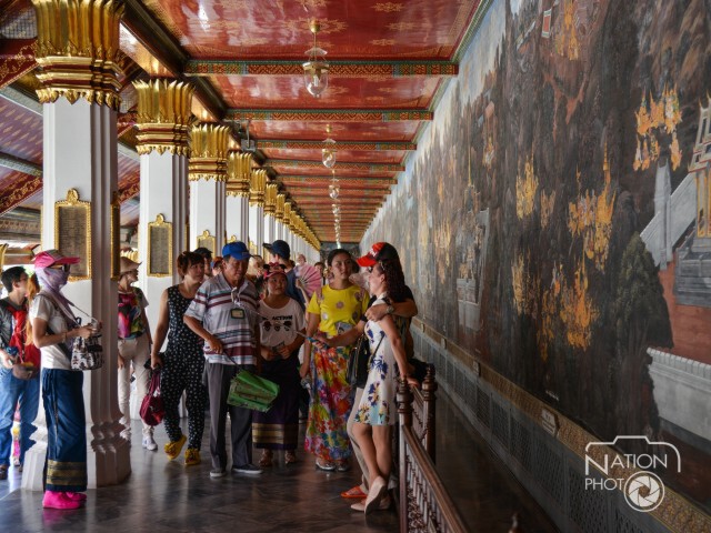 นักท่องเที่ยวชมวัดพระแก้ว แม้เกิดเหตุระเบิดกลางกรุง