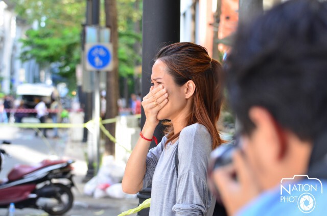 สาวออฟฟิศวางดอกไม้ไว้อาลัยเหตุระเบิด